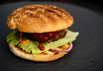 leckere Burger vom Holzkohle Grill