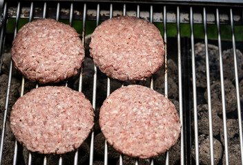 leckere Burger vom Holzkohle Grill