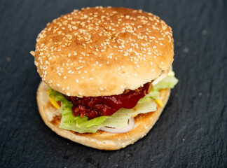 leckere Burger vom Holzkohle Grill