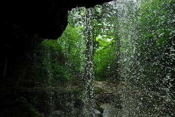 岡山県の鏡野町にある岩井滝にて