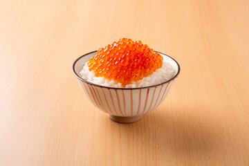テーブルの上のいくら丼
