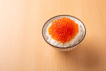テーブルの上のいくら丼