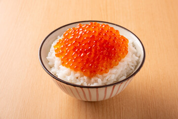 テーブルの上のいくら丼