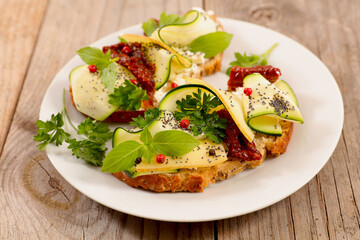 Toast with Sun-Dried Tomatoes, Cheese, and Zucchini – Fresh and Healthy Snack