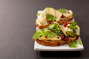Delicious Toast with Tomato, Cheese, and Zucchini – Healthy and Wholesome Meal