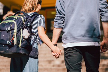 Vater bringt Tochter zur Schule