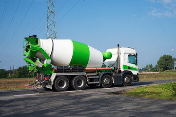 Ein Betonmischer LKW fährt zur Baustelle