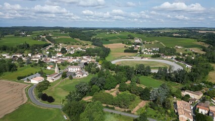 Vue du ciel d'un village girondins, en France.