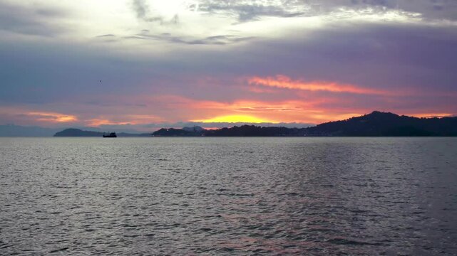 Coucher de soleil sur Kawthaung vu depuis la Tha&iuml;lande