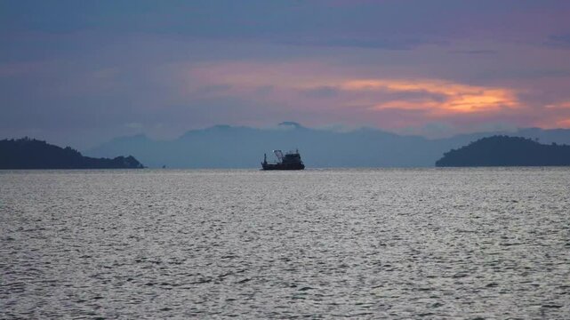 Bateau sur la mer d'Andaman entre Pulo et Kawthaung