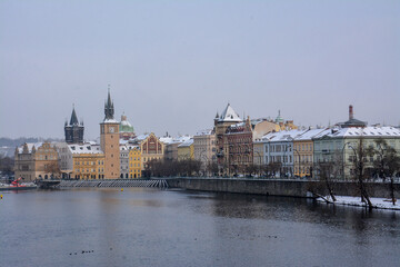 Fototapeta premium Prague sous la neige en hiver