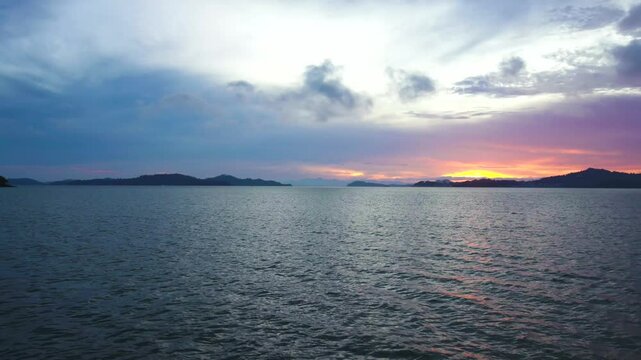 Vue sur le passage entre l'&icirc;le de Pulo et Kawthaung depuis la Tha&iuml;lande au coucher du soleil