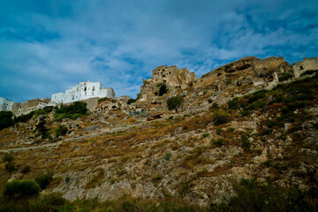 Il nucleo antico di Ginosa caratterizzato dalla gravina con antiche case e chiese rupestri, Taranto, Puglia, Italia