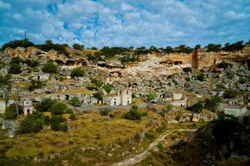 Il nucleo antico di Ginosa caratterizzato dalla gravina con antiche case e chiese rupestri, Taranto, Puglia, Italia