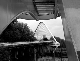 Crossing the bridge to reach the highway (Liège, Belgium).