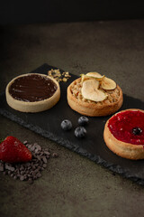 galleta en forma de cheese cake de manzana, mora, chocolate