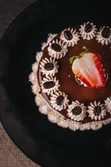 Pastel de chocolate decorado con frutilla