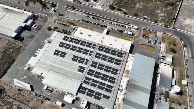 Toma a&eacute;rea de una planta industrial y paneles solares 