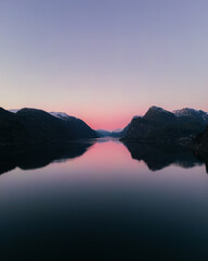 Sonnenuntergang am Fjord 