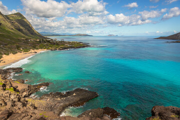 Fototapeta premium Beautiful View from Makapu Lookout with Makapuu Beach, Kaohikaipu Island and Manana Island, being both of the islands Seabird Sanctuaries
