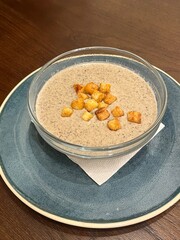 Cream soup of champignons with crackers