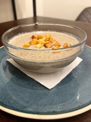 Cream soup of champignons with crackers
