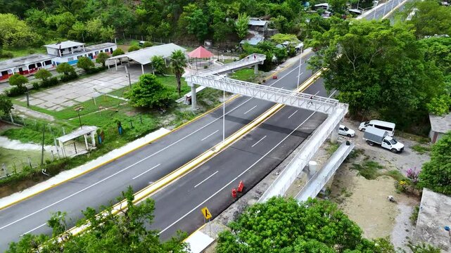Puente peatonal sobre carretera y vegetaci&oacute;n en la Huasteca Potosina, San Luis Potos&iacute;, M&eacute;xico. 