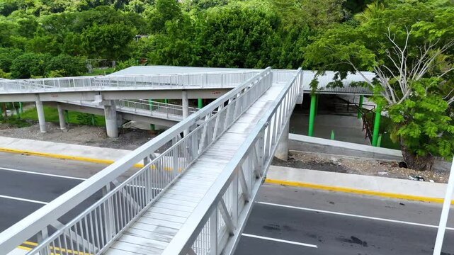 Puente peatonal sobre carretera y vegetaci&oacute;n en la Huasteca Potosina, San Luis Potos&iacute;, M&eacute;xico. 