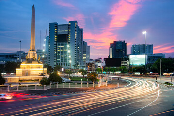 Obraz premium Victory Monument at dusk and light streaks from passing traffic,Bangkok,Thailand..