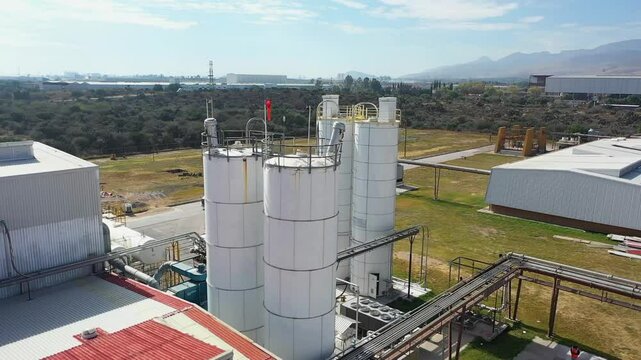 Toma a&eacute;rea de una Torre industrial en un d&iacute;a soleado 
