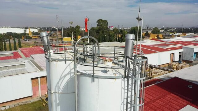 Toma a&eacute;rea de una Torre industrial en un d&iacute;a soleado 