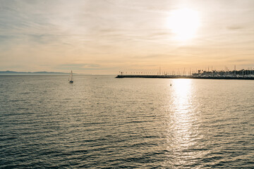 Naklejka premium Sunset over the Pacific Ocean, Santa Barbara bay, CA