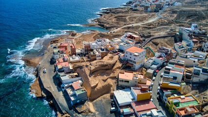 Foto aérea de la costa y pueblo de Tajao en Tenerife.