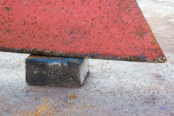 Flossenkiel auf Holzklotz, Bootsbau Detail abstrakt