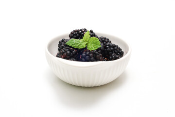 白バックの白い陶器のボウル入れたブラックベリー
