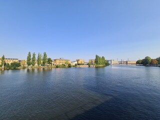 Obraz premium ein wunderschöner Blick auf die Spree (Fluss) in Berlin Oberschöneweide (Treptow/Köpenick)