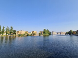 Obraz premium ein wunderschöner Blick auf die Spree (Fluss) in Berlin Oberschöneweide (Treptow/Köpenick)