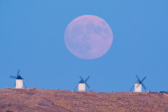 Superluna sobre Molinos de Viento en Consuegra, Toledo
