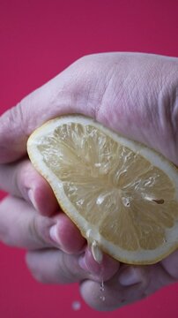 Apretando lim&oacute;n
