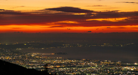 朝焼けに染まる湘南の海と街並み