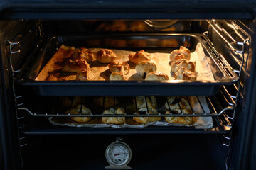 Baking small scarves with jam from puff pastry.
