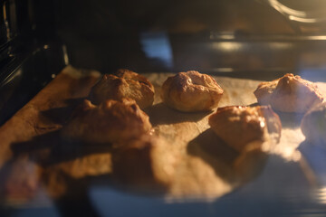 Baking small scarves with jam from puff pastry.
