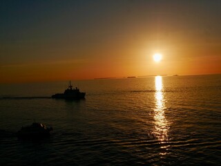 Naklejka premium Sunset at sea