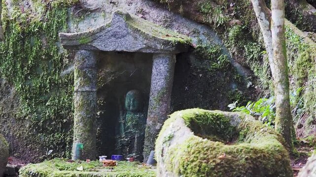 古い地蔵尊とツクツクボウシの鳴き声