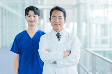 腕組みをする医師と看護師のポートレート
