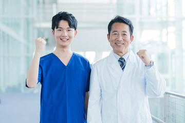 ガッツポーズをする医師と看護師のポートレート