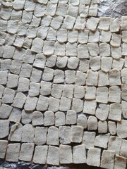 Rice crackers that are still wet are about to be dried in the sun