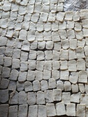 Rice crackers that are still wet are about to be dried in the sun