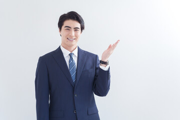 説明するビジネスマン（白背景・白バック）