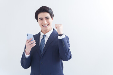 スマホを使うビジネスマン（白背景・白バック）